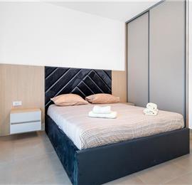 4 Bedroom Villa with Pool near Vodice town, Sibenik Riviera, sleeps 8